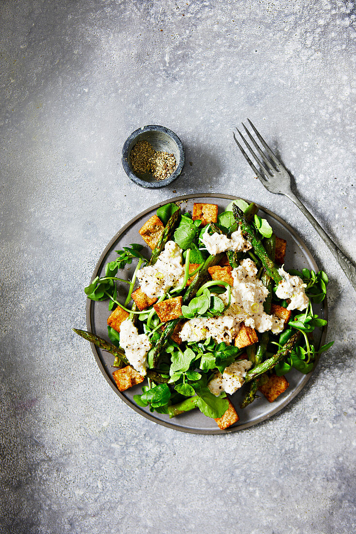 Spargelsalat mit Krabbenfleisch, Brunnenkresse und Paprika-Croûtons