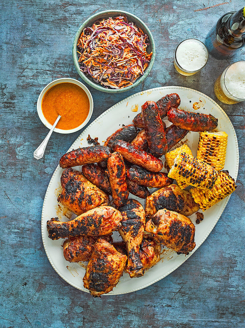 Gegrilltes Hähnchen und Würstchen mit Senf-BBQ-Sauce