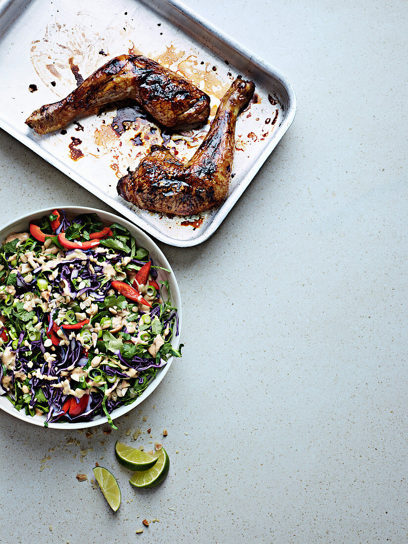 Sticky Teriyakihähnchen mit Erdnuss-Sate-Slaw