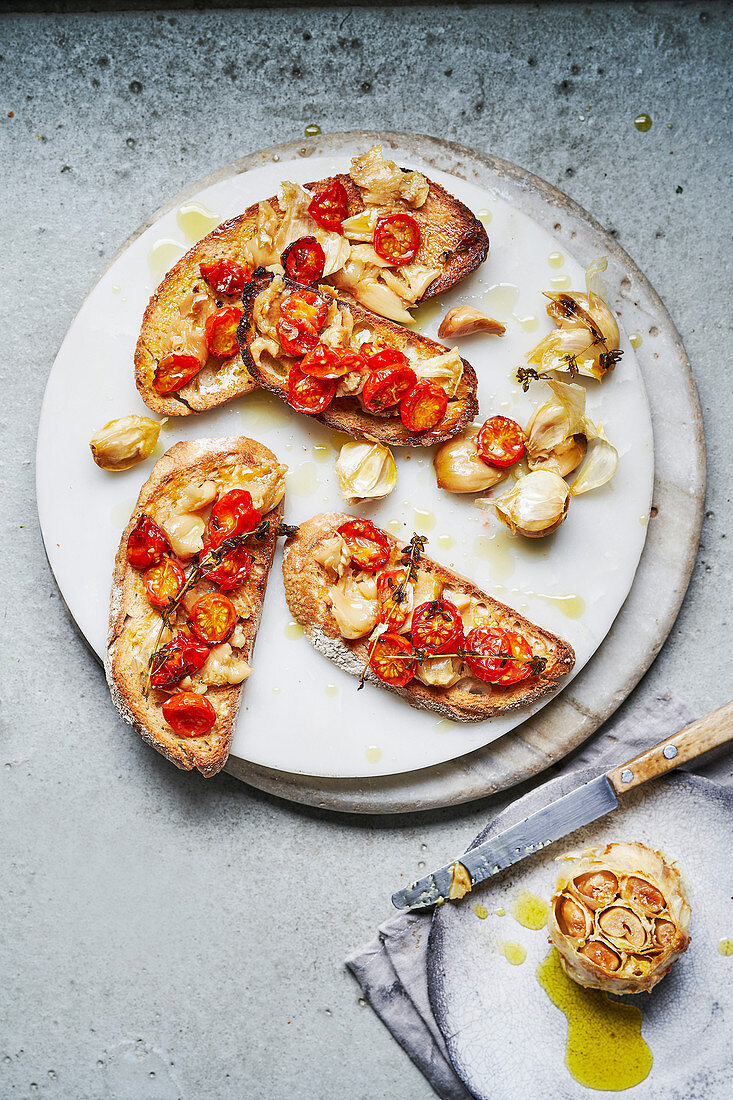 Crostini mit Tomaten und Knoblauch