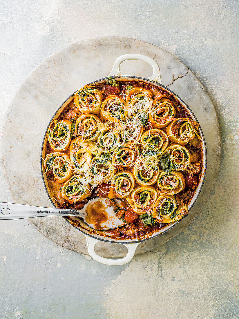 Rotolo mit Spinat, Mascarpone und Schinken