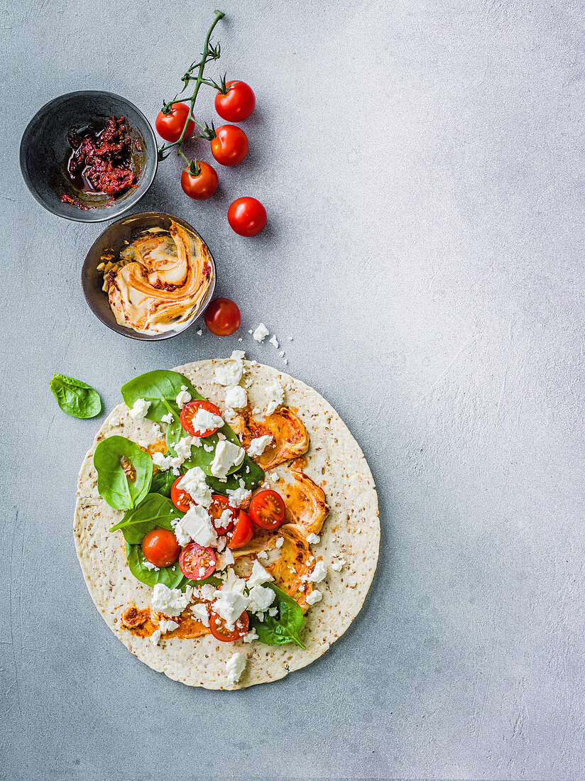 Wrap mit Feta, Harissa, Gemüse und Hummus