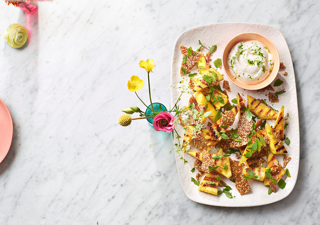 Gegrillte Ananas mit Ahorn-Sesam-Krokant