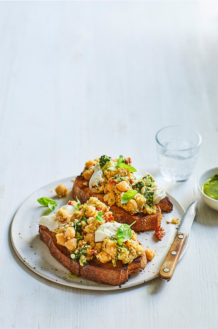 Röstbrot mit Kichererbsen, Mozzarella und Pesto