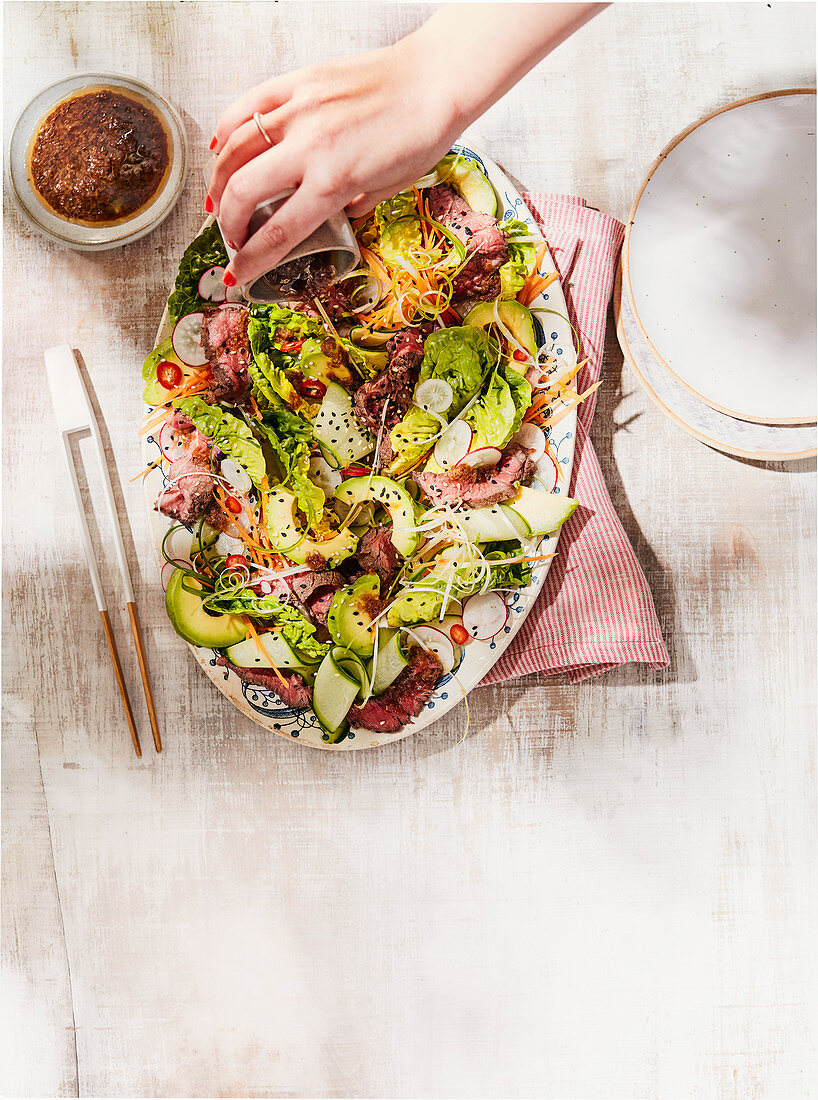 Salat mit gegrilltem Rindfleisch und buntem Gemüse