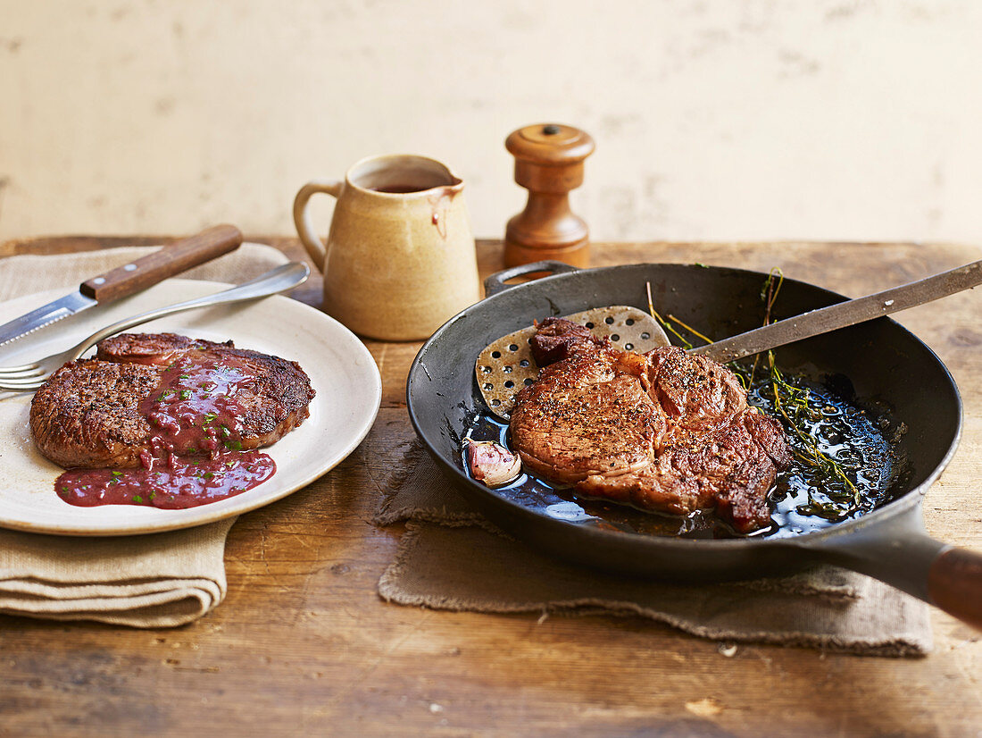 Ribeye-Steak in Pfanne und auf Teller