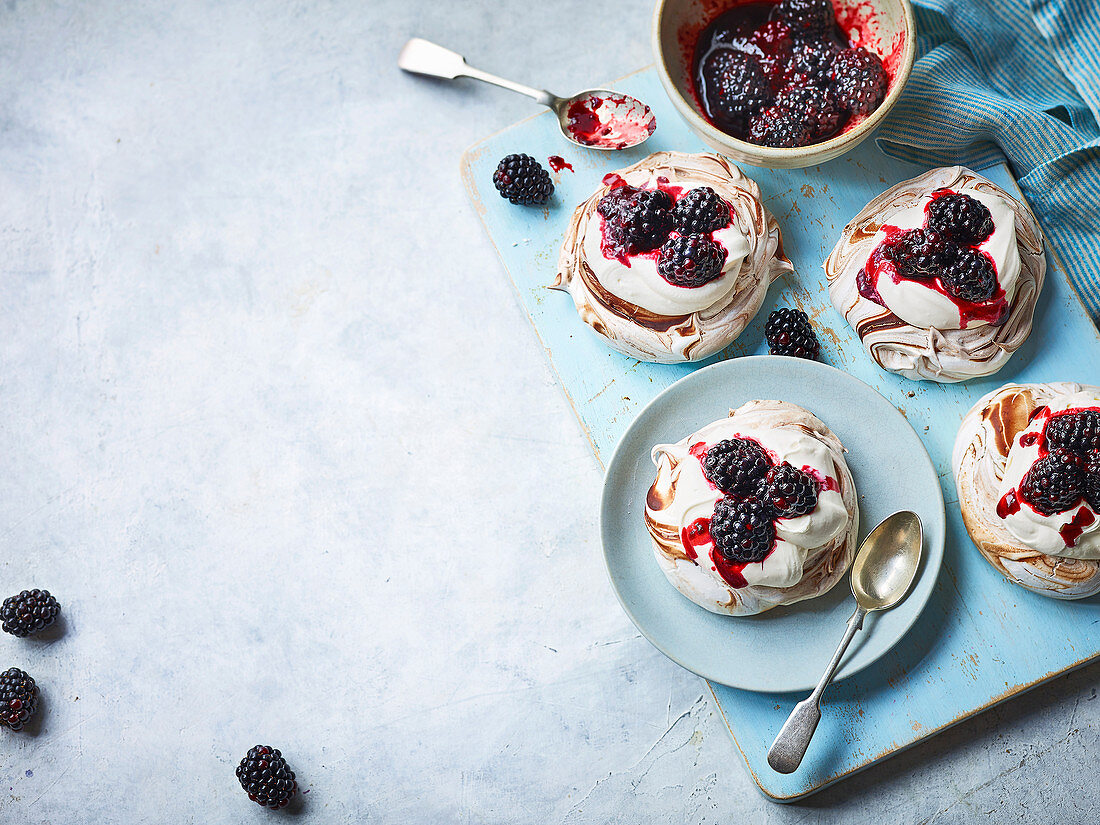 Mini-Pavlovas mit dunkler Schokolade, Brombeeren und Lorbeer