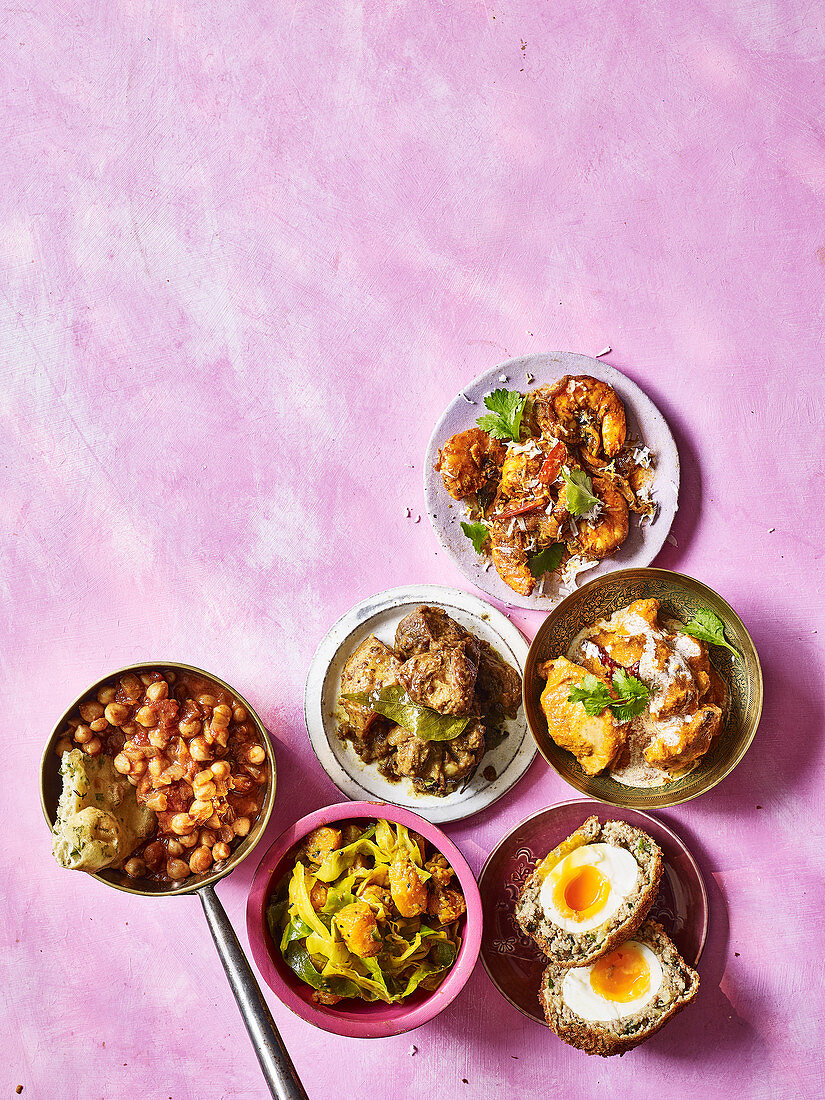 Verschiedene Gerichte aus Indien (Lammcurry, Channa Bhatura, Butterhähnchen, Malabar-Garnelen, Scotch Eggs, Kürbis-Kohl-Sabzi)