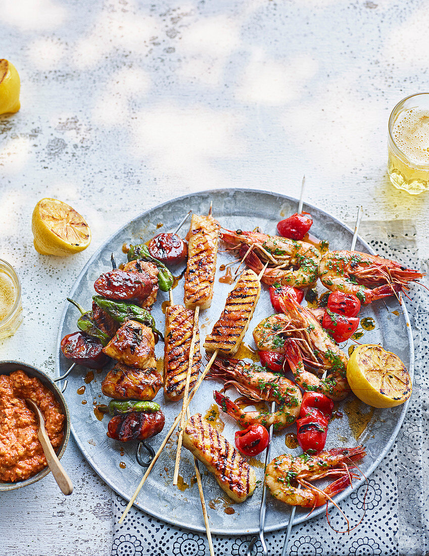 Verschiedene Grillspiesse (Halloumi, Garnelen, Hähnchen, Chorizo)