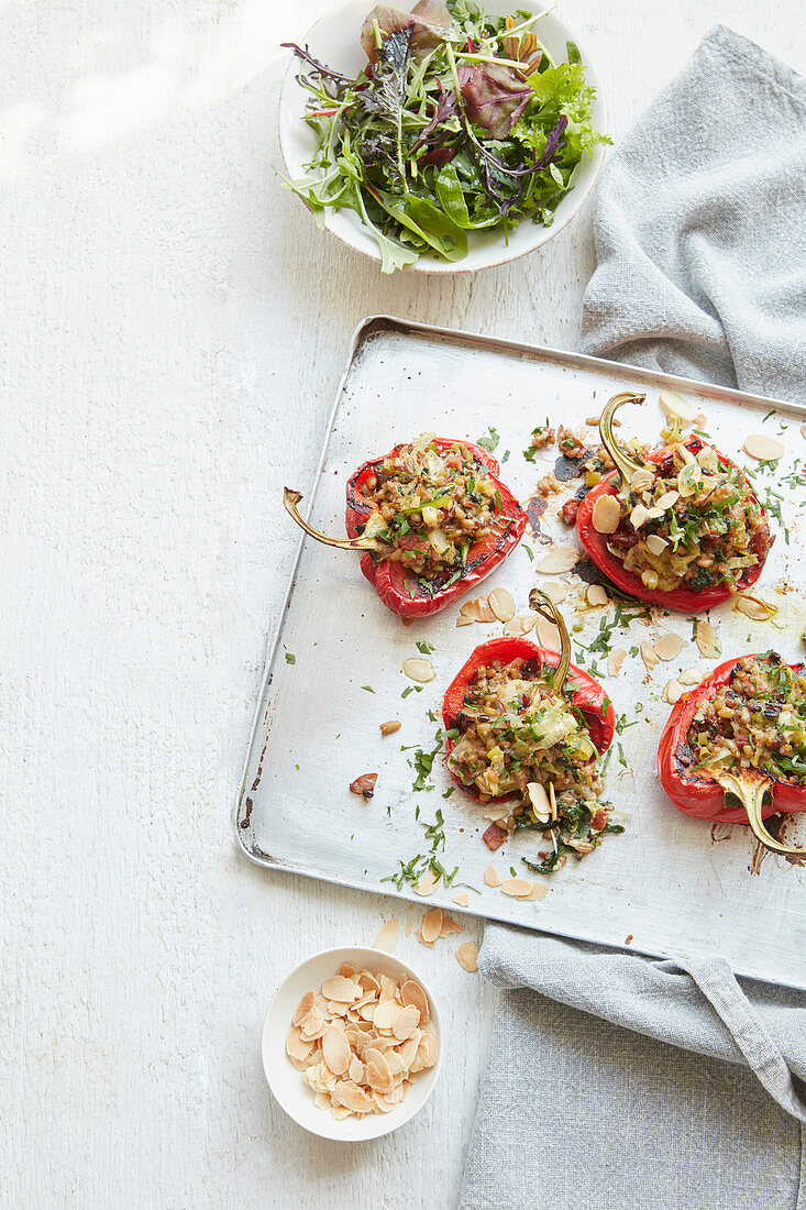 Paprika mit Getreidefüllung und Mandelblättchen