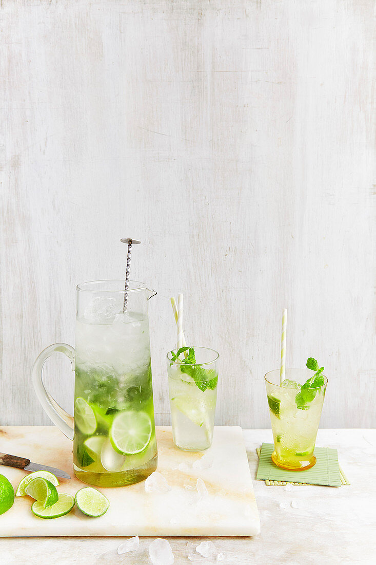 Mojito in Gläsern und Glaskrug