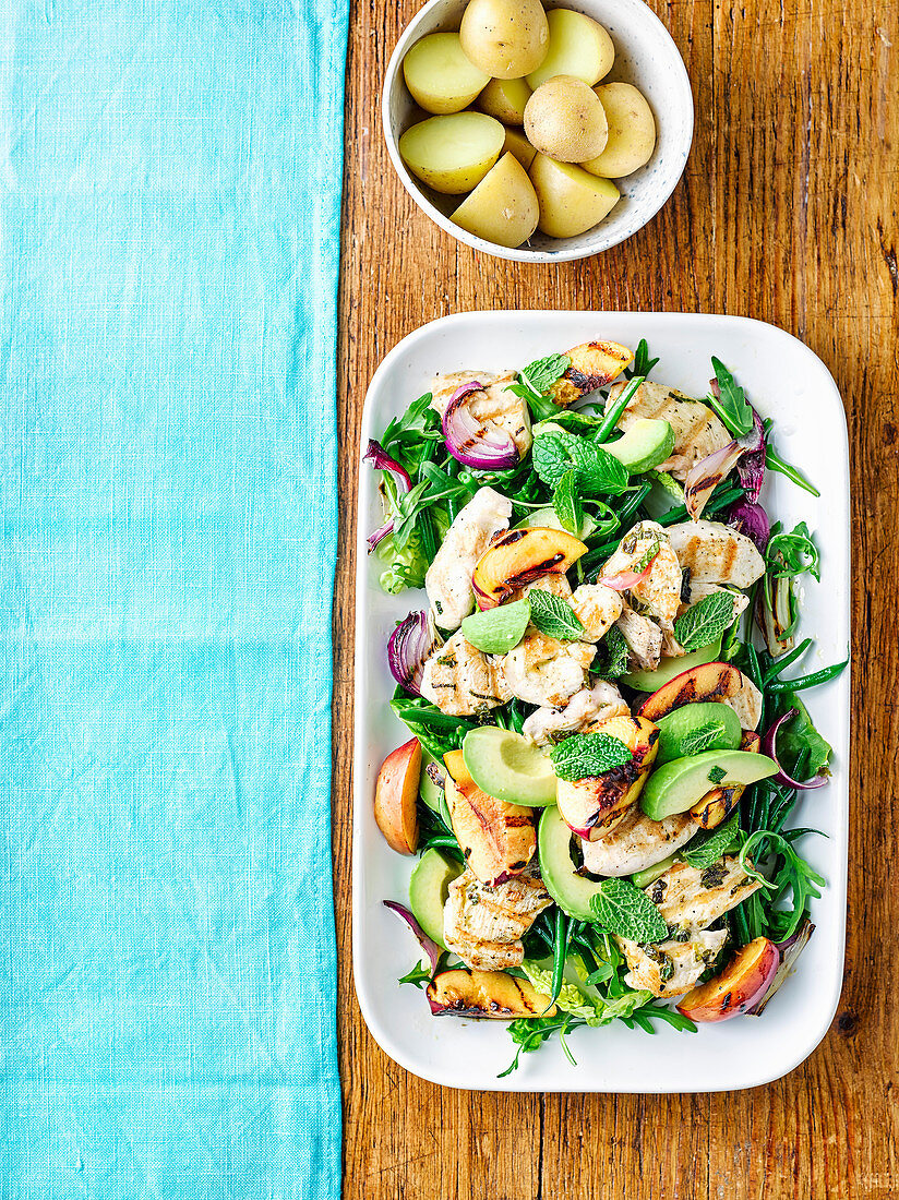 Gegrillter Hähnchen-Pfirsich-Salat mit Minze und Avocado