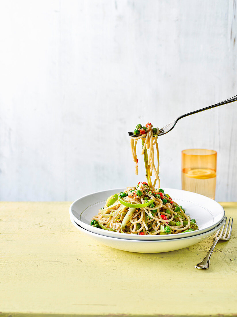 Crab and lemon spaghetti with peas