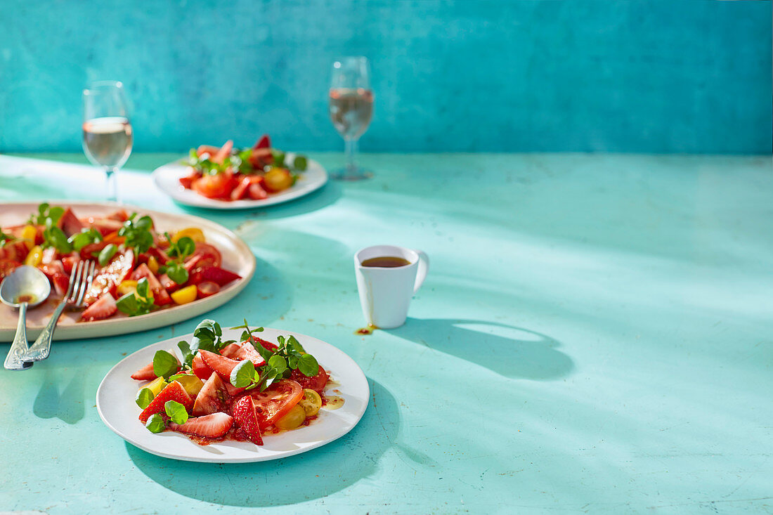 Erdbeer-Tomaten-Salat mit Brunnenkresse und Honig-Pfeffer-Dressing
