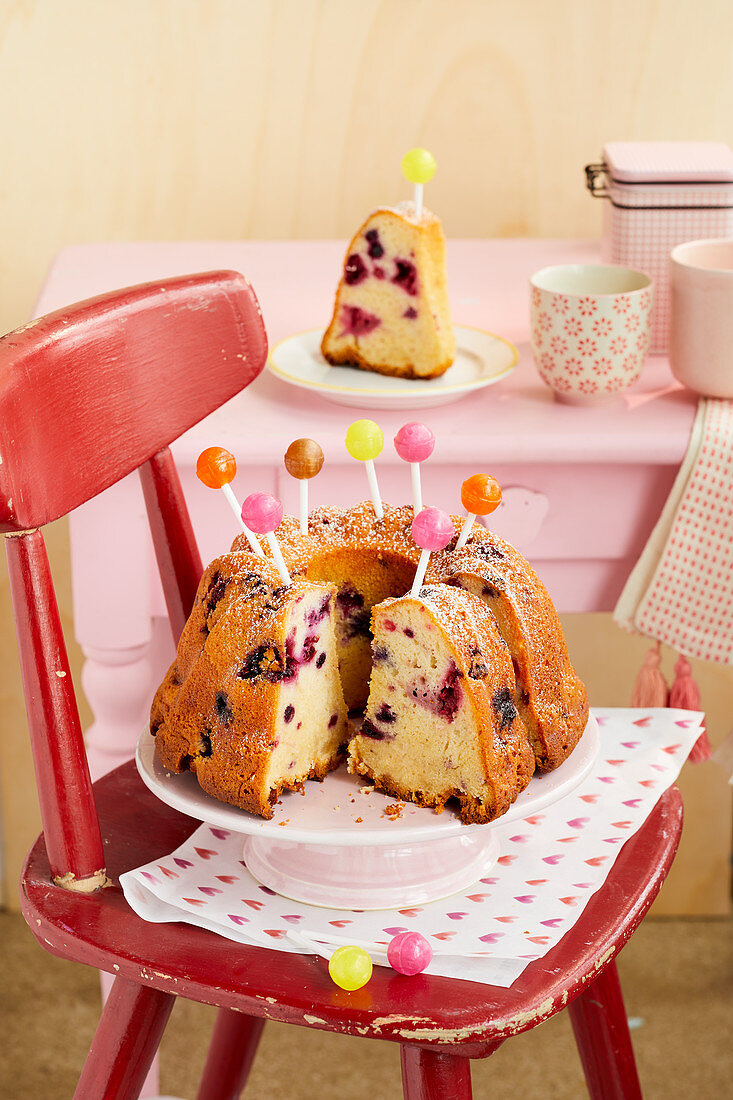 Joghurt-Beeren-Gugelhupf mit Lollies