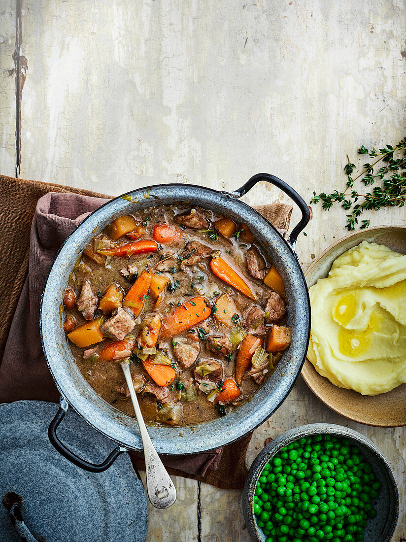 Lamm-Guinness-Eintopf mit Erbsen und Kartoffelpüree (England)