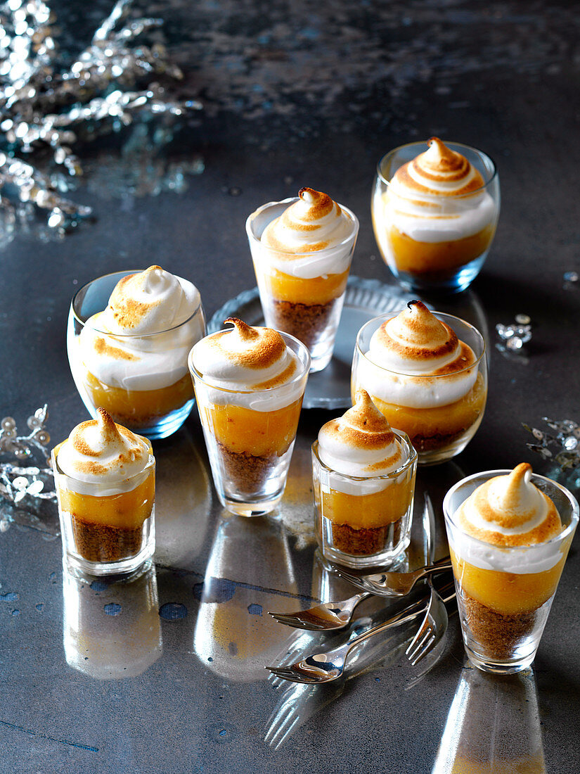 Lemoncurd-Baiser-Pie Shots am Silvesterbuffet