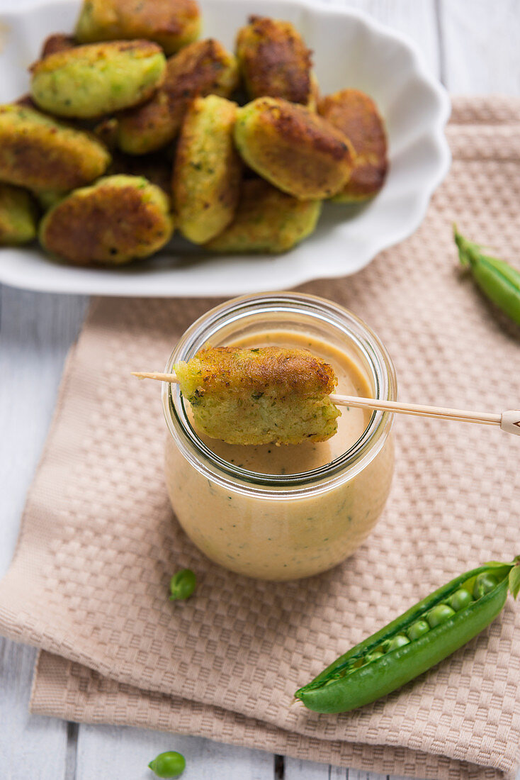 Vegane Erbsen-Kartoffel-Kroketten aus der Pfanne mit Kräuterremoulade