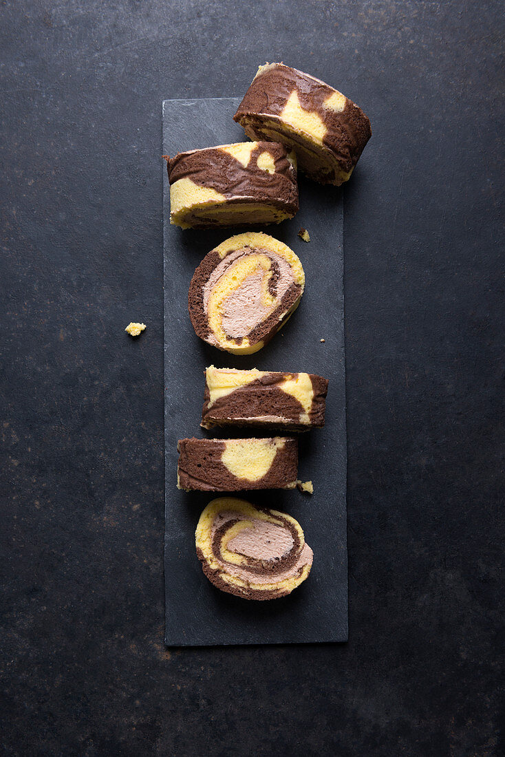 Vegane Vanille-Schokoladen-Biskuitrolle mit Nougat-Sahnefüllung