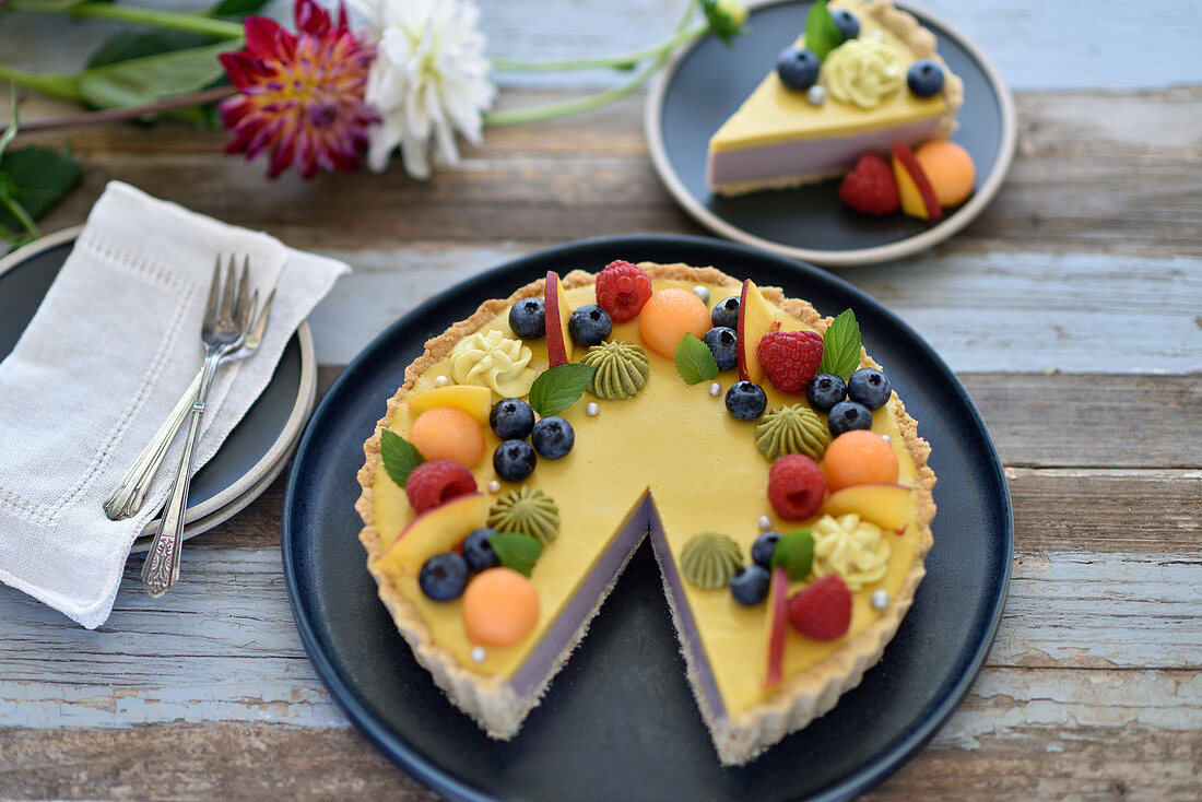 Vegane Tutti-Frutti-Sommertarte mit Pfirsich-und Blaubeercreme