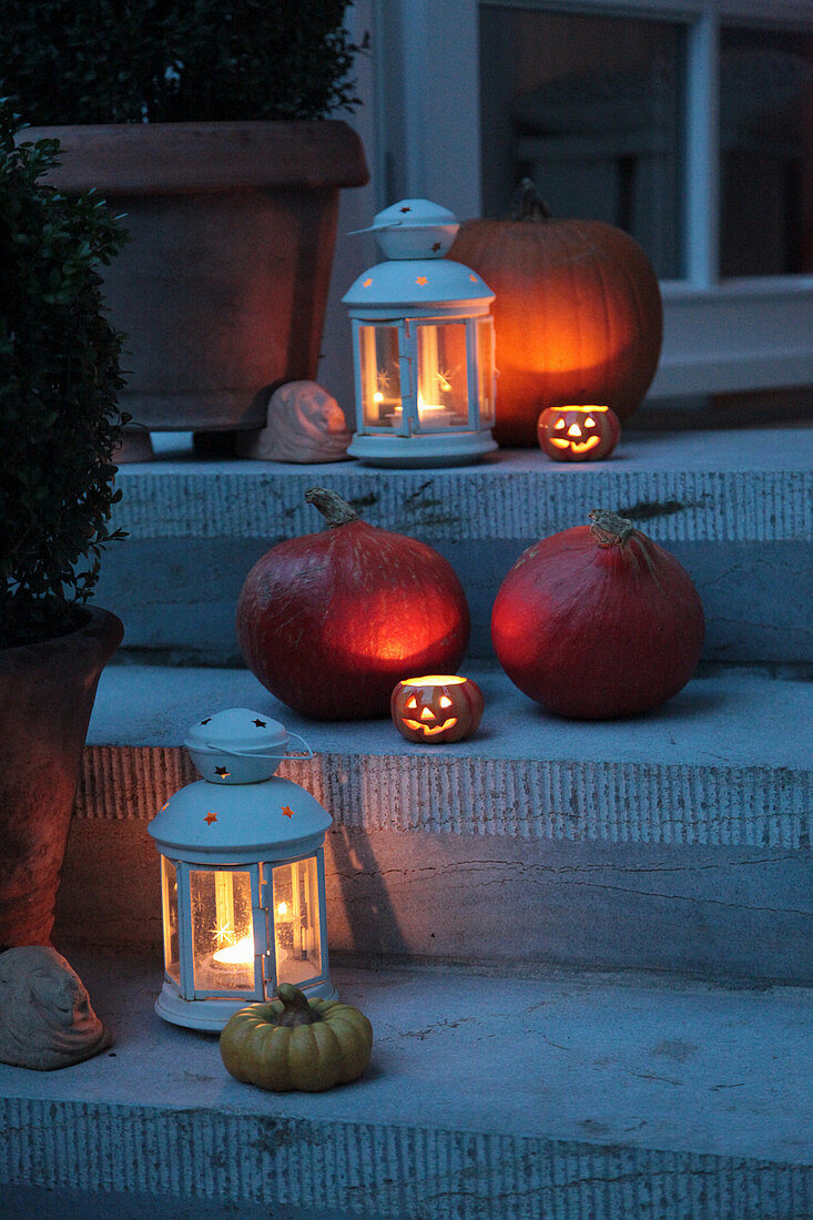 Staircase decorated in autumn with lanterns and pumpkins