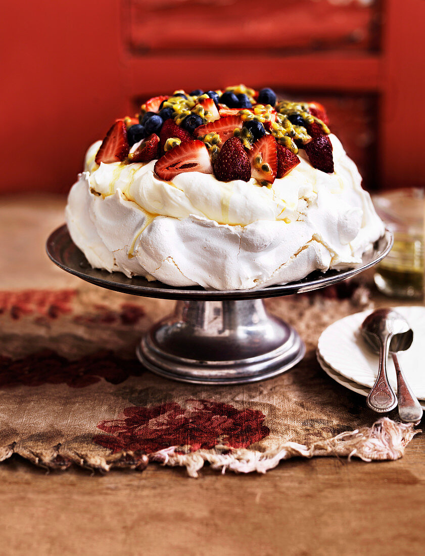 Pavlova mit fresh berries