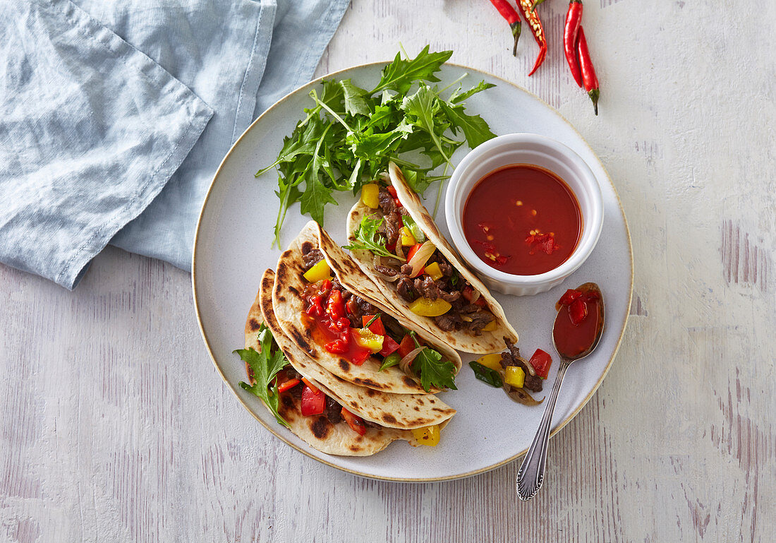 Tacos mit Hackfleisch und hausgemachter Chilisauce