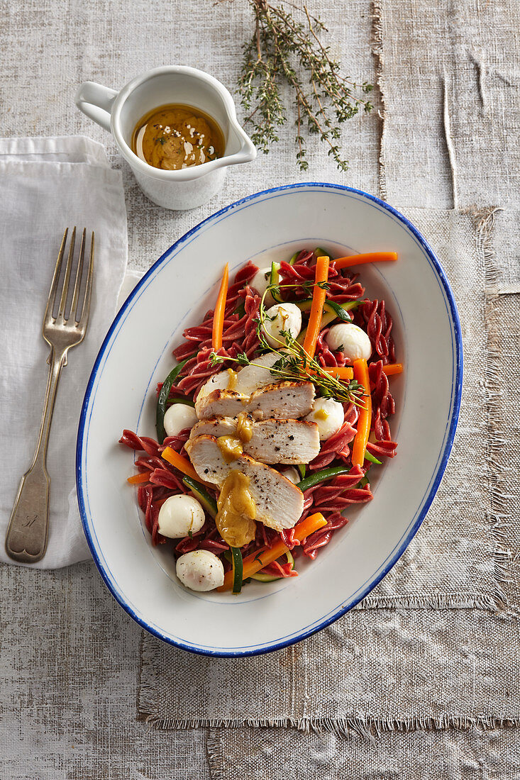 Honig-Huhn auf leichtem Nudelsalat mit Mozzarella