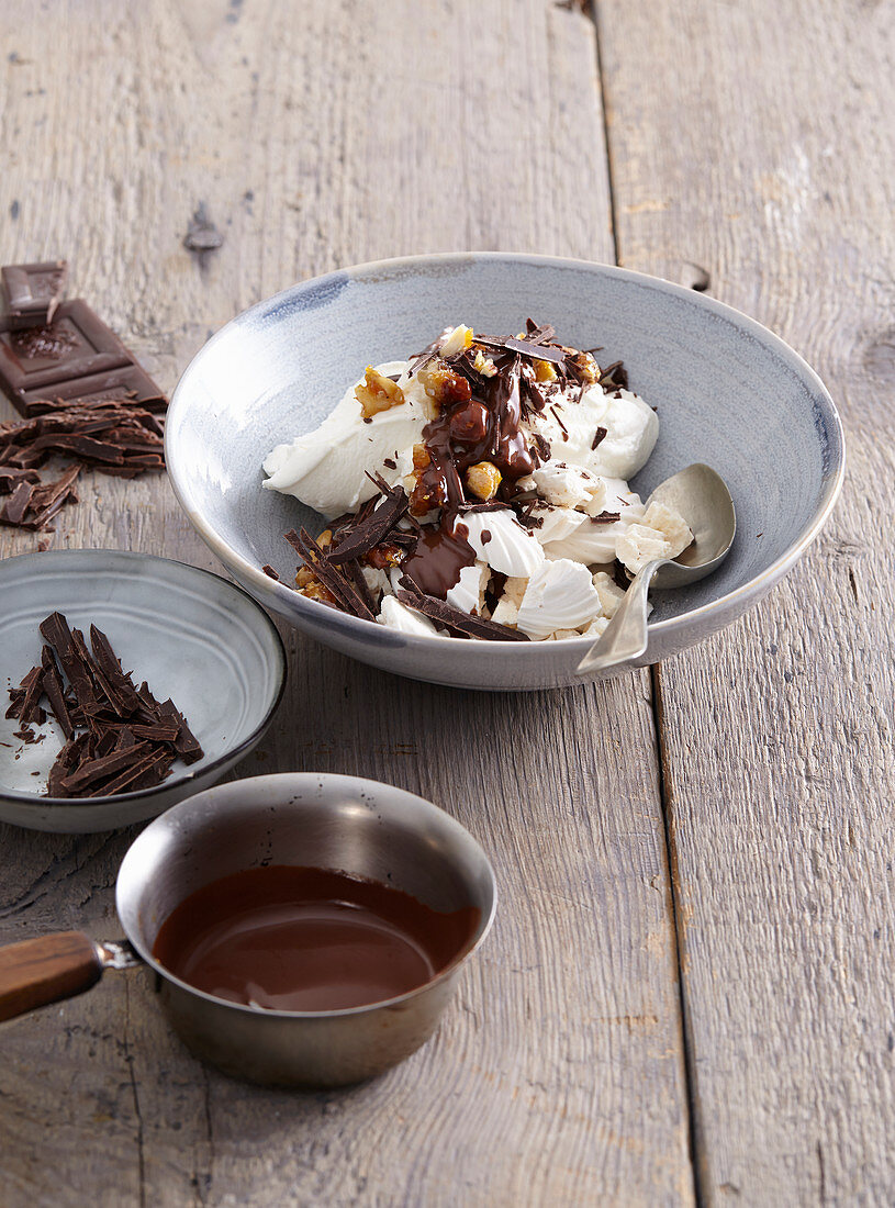 Baiser-Dessert mit Schokoladensauce, … – Bild kaufen – 13264188 Image ...