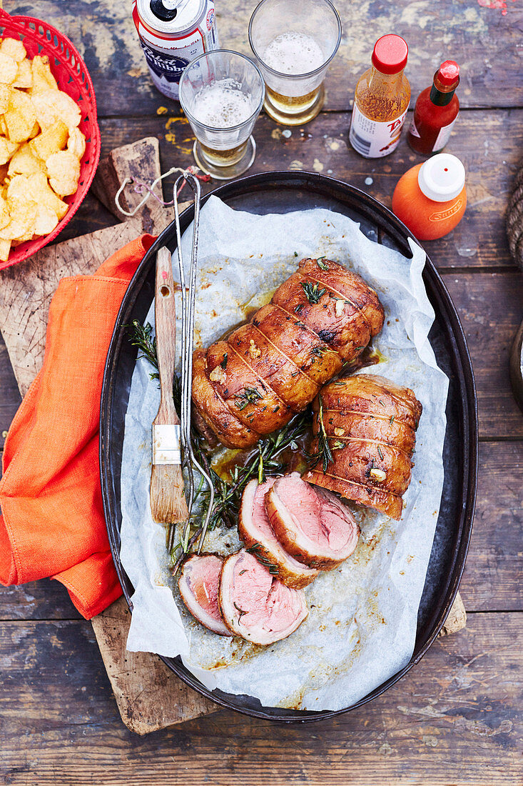 Lammrollbraten mit Knoblauch und Rosmarin vom Grill