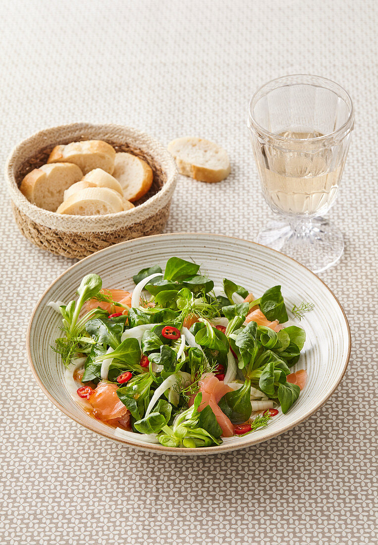 Lamb's lettuce sala with fennel and salmon