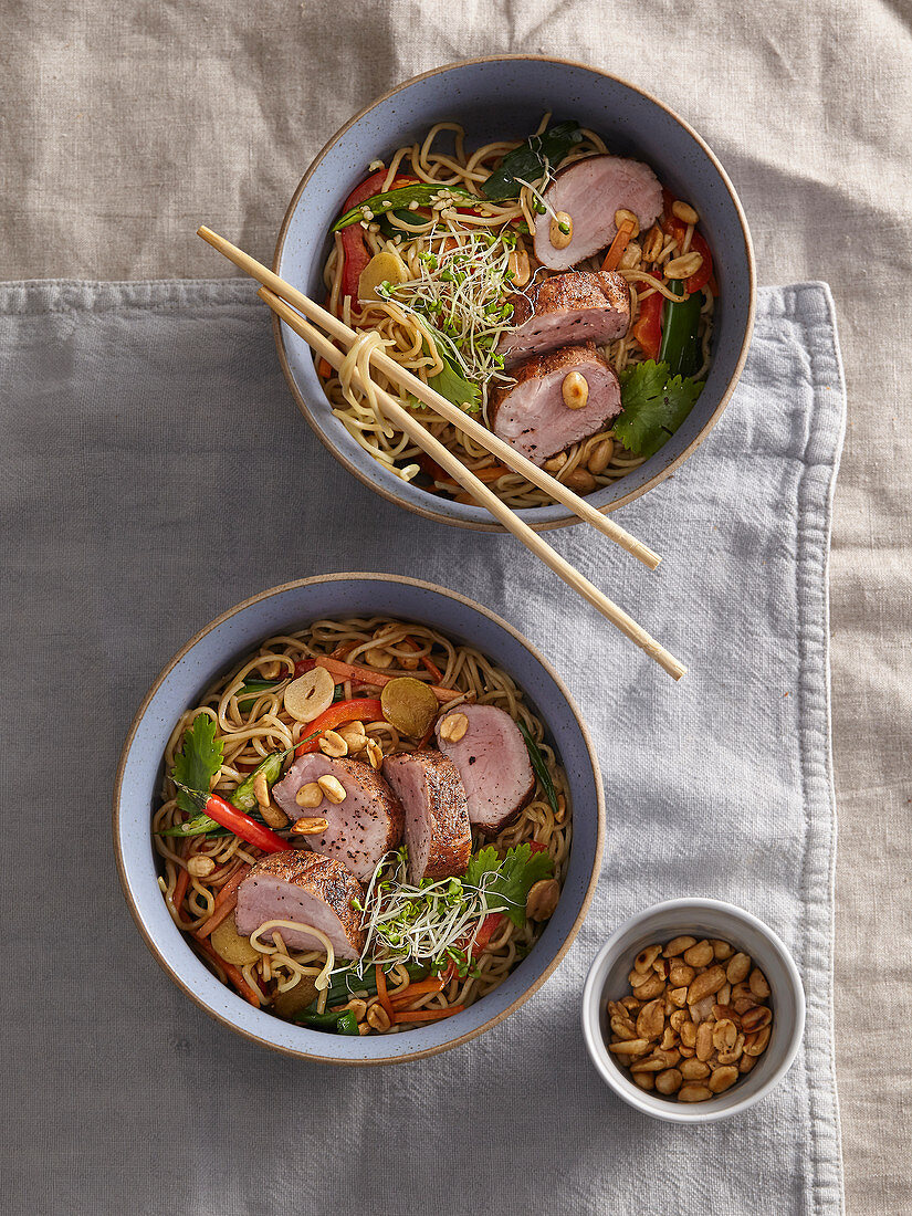 Schweinefilet mit chinesischen Eiernudeln, Gemüse und Erdnüssen