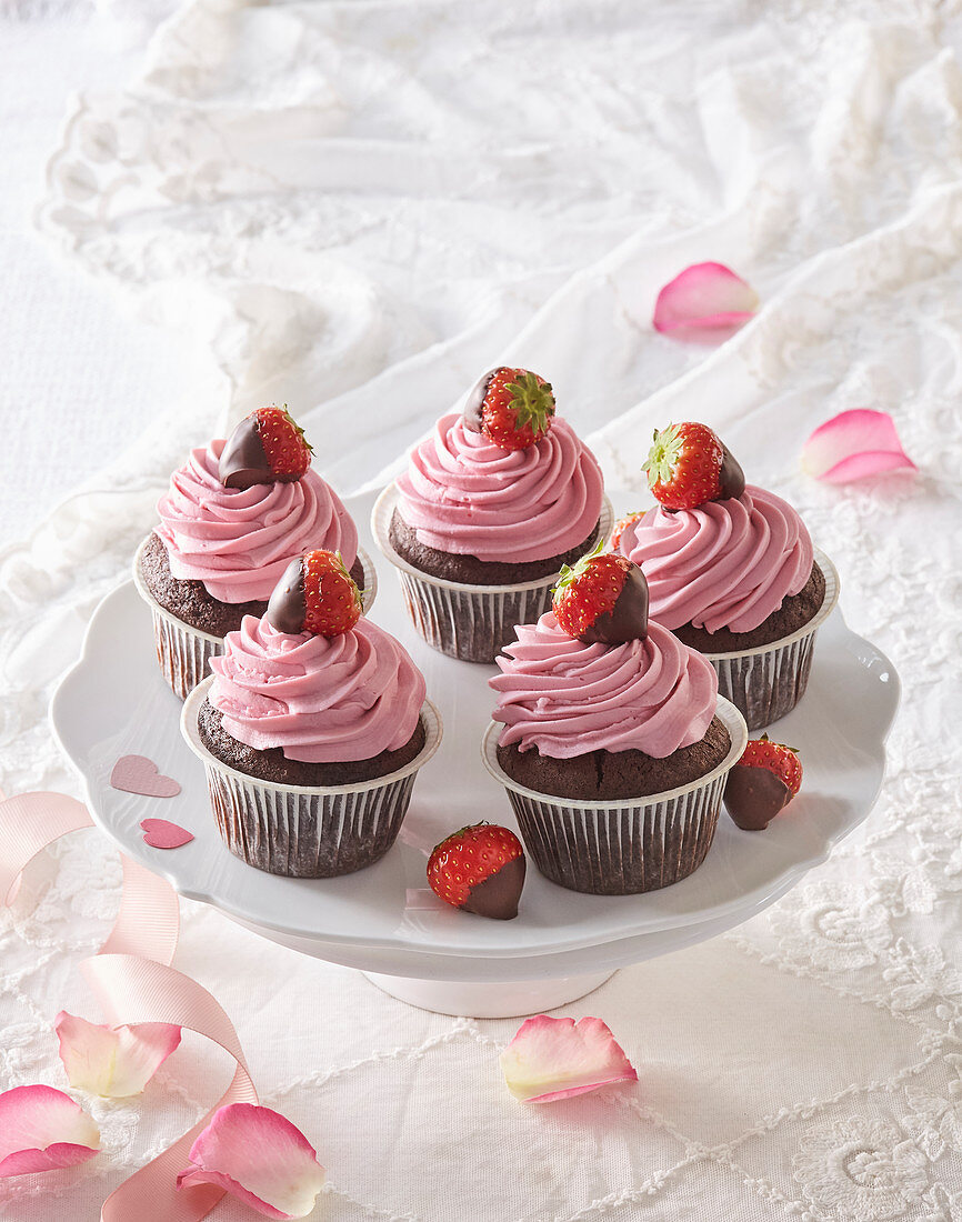 Muffins with strawberry cream