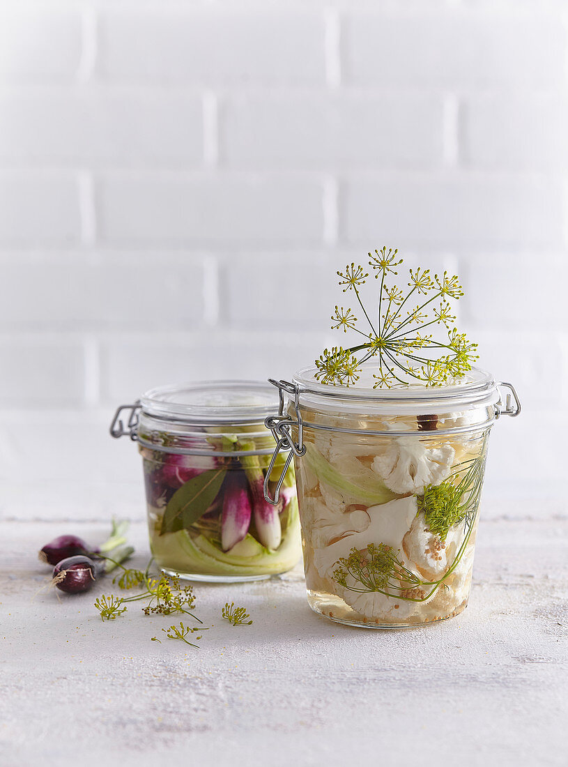 Eingelegter Blumenkohl und eingelegte rote Frühlingszwiebeln mit Zucchini