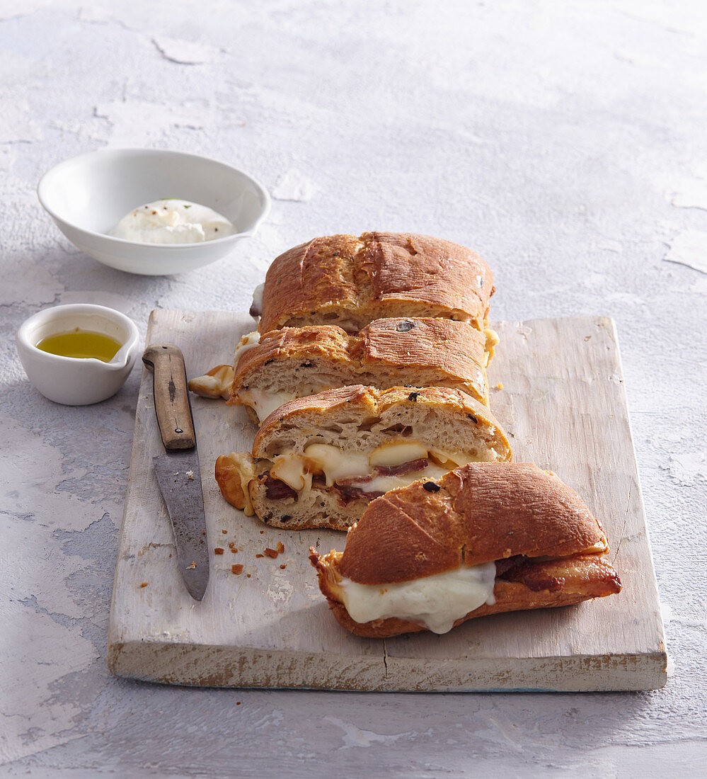 Olivenbrot-Sandwich mit Mozzarella und Speck