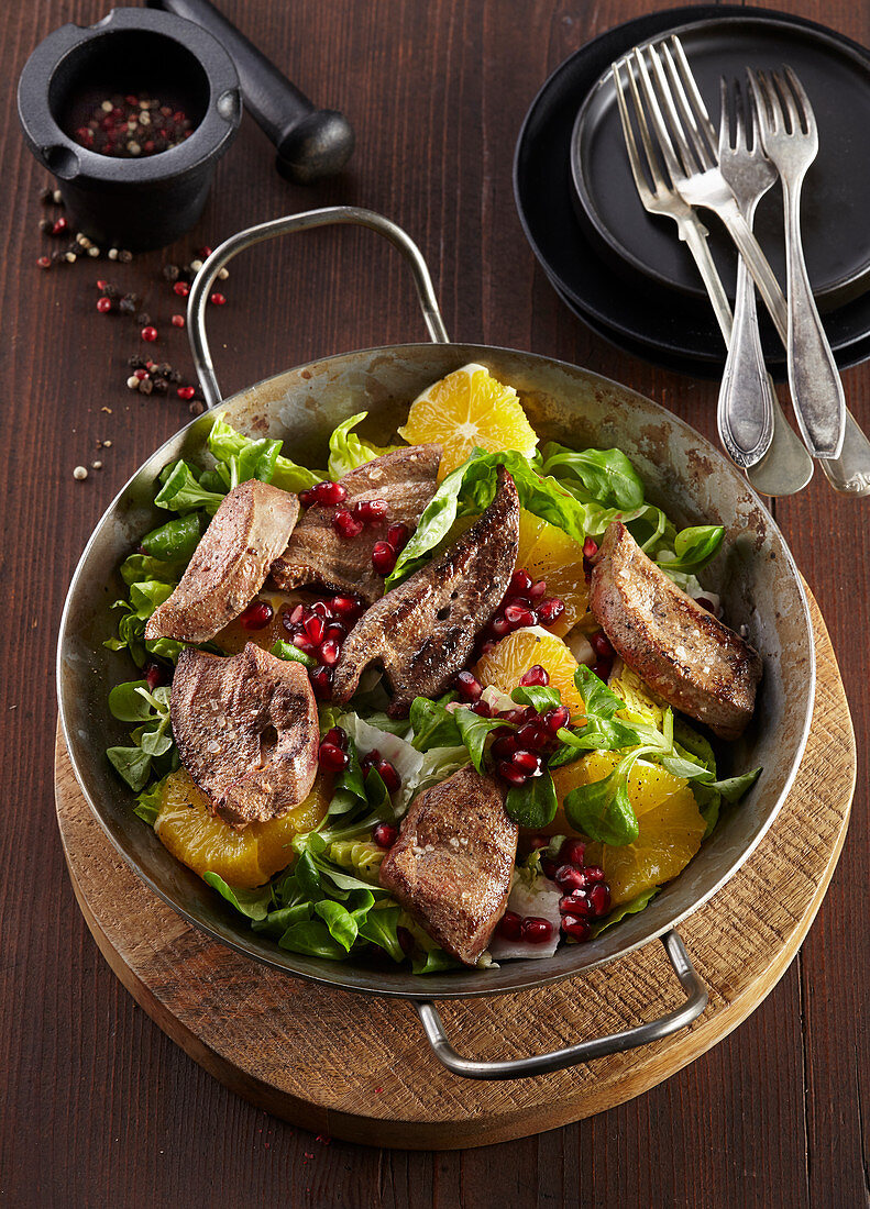 Salat with grilled pork liver and oranges