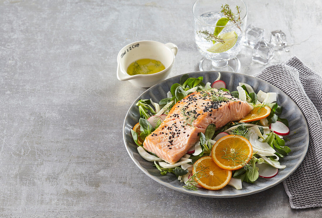 Salad with fennel, salmon and orange