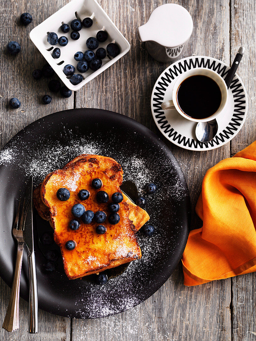 French Toast mit Blaubeeren zum Frühstück