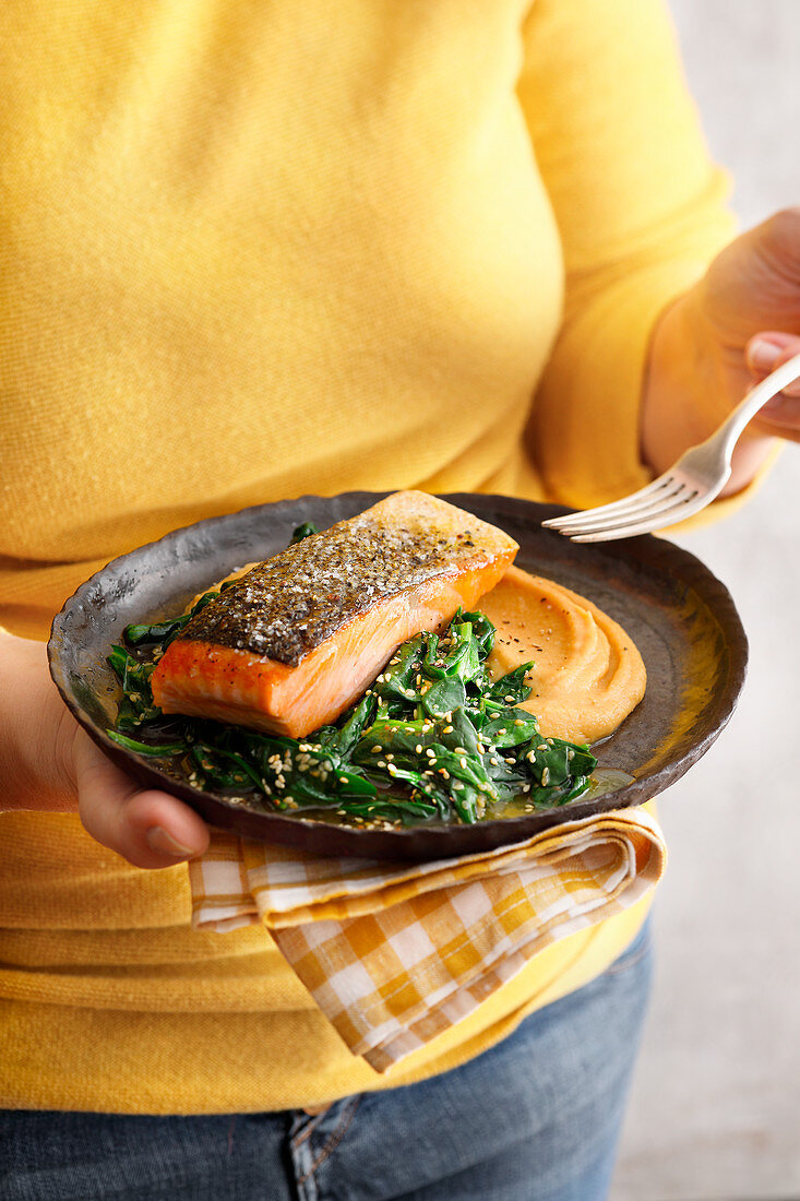 Lachsfilet mit Sesamspinat und Miso-Pastinakenpüree