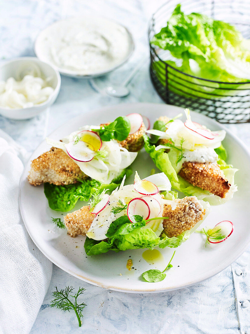 Sesam fish lettuce cups