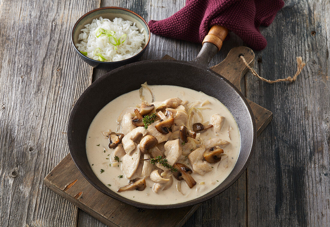 Huhn mit Pilzen in Weißweinsauce