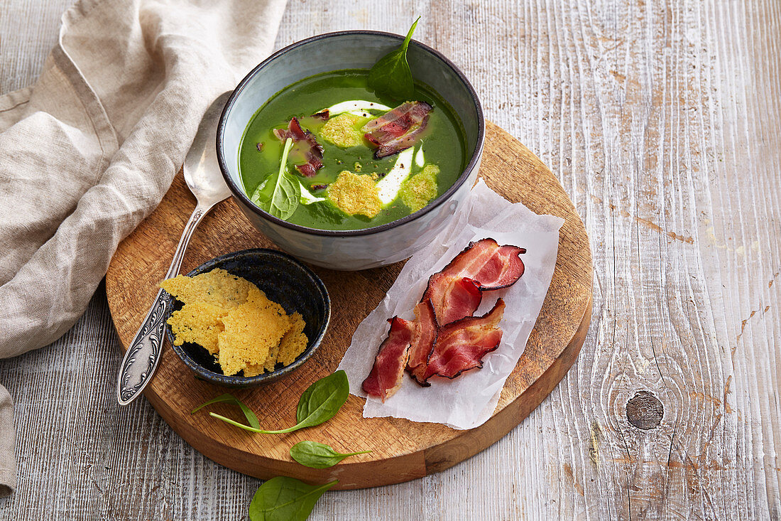 Creamy spinach soup with crispy bacon