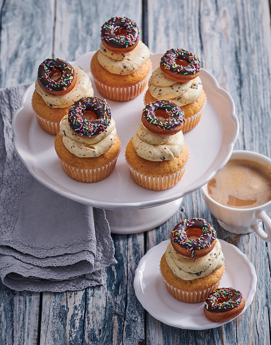 Cupcakes mit Cremehaube und Mini-Donuts