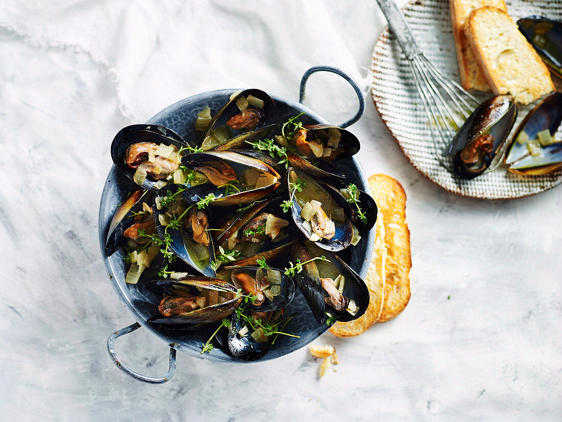 Steamed mussels with wine and garlic