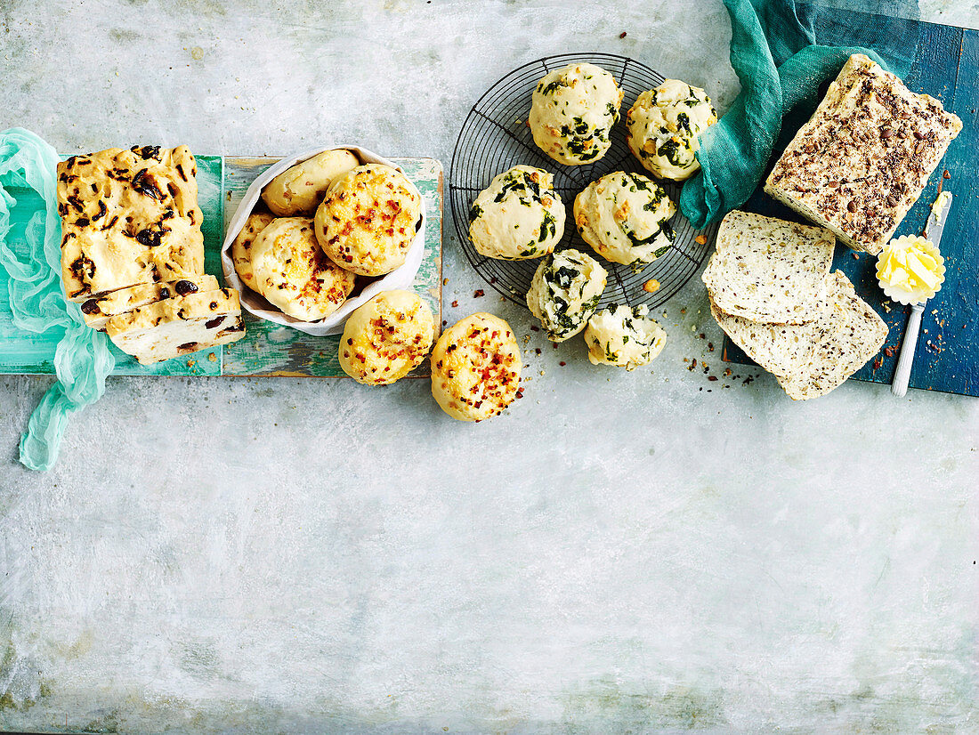 Verschiedene glutenfreie Brote und Brötchen