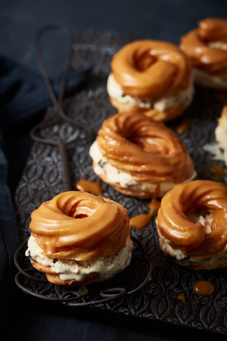 Gefüllte, geeiste Spritzkuchen