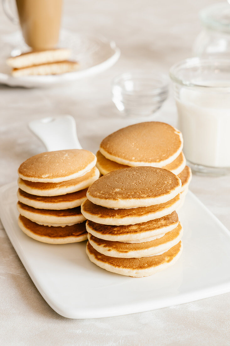 Vanilla pancakes with milk