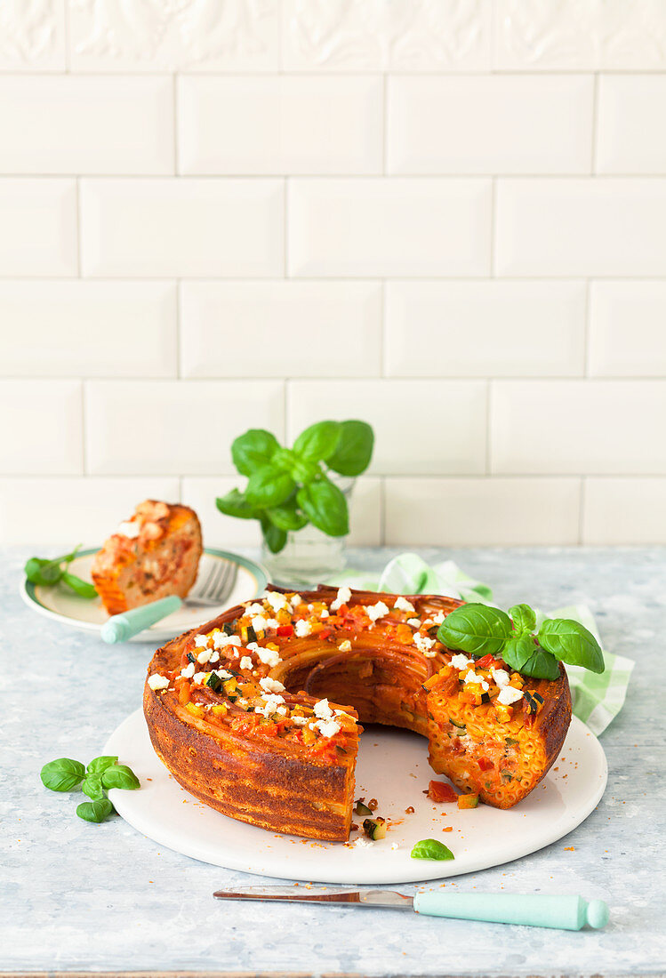 Makkaroni-Feta-Kuchen mit Zucchini