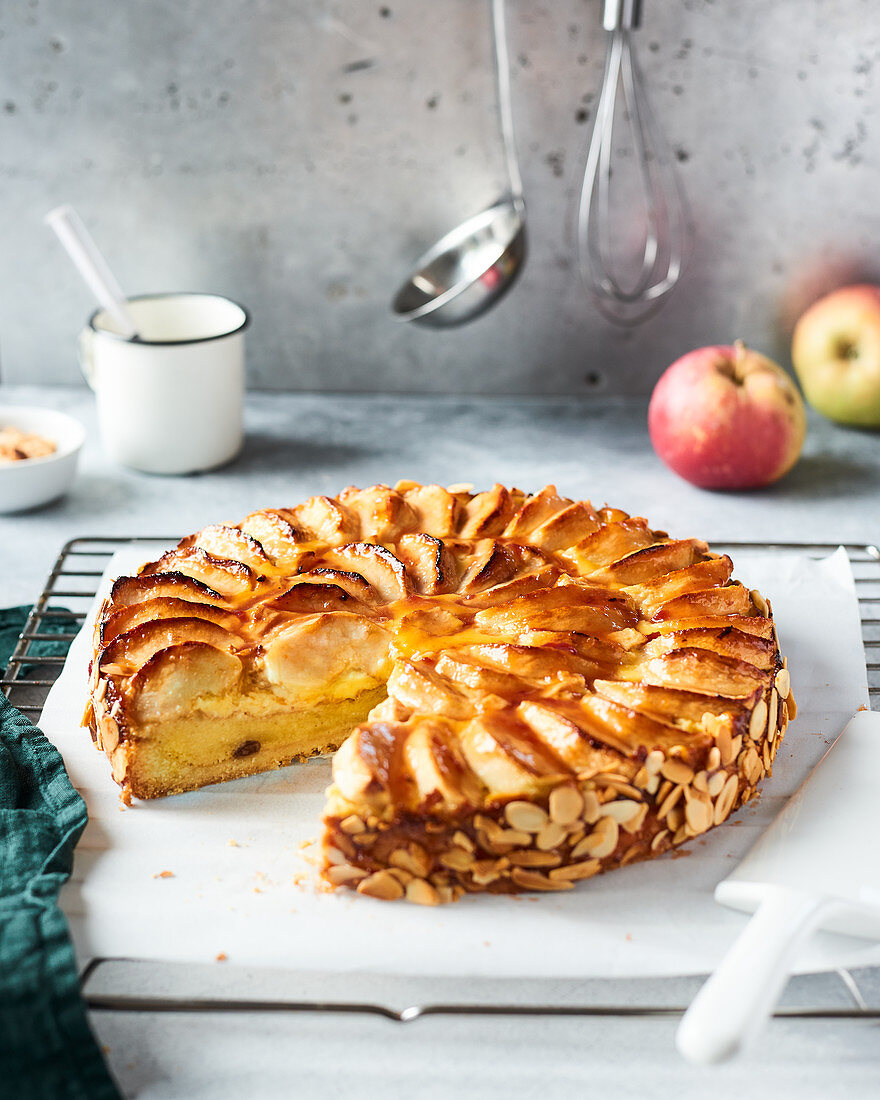 Apple pie with almonds