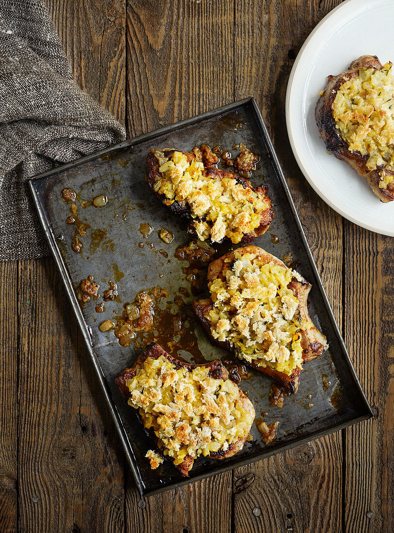 Schweinekoteletts Lyonnaise mit Brotkruste